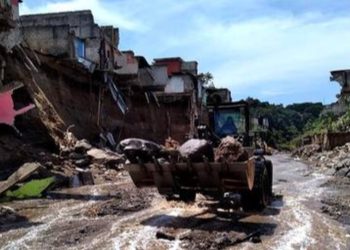 Familias afectadas en Villa Hermosa rechazan traslado a albergues tras crecida de río.