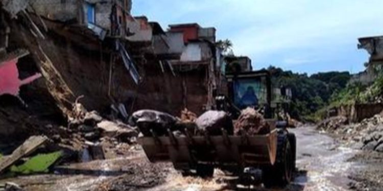 Familias afectadas en Villa Hermosa rechazan traslado a albergues tras crecida de río.