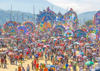 Familias de Guatemala disfrutan de los espectaculares barriletes en Sumpango y Santiago Sacatepéquez