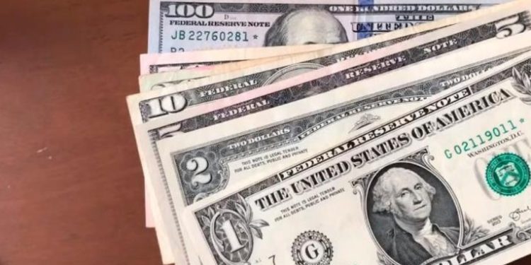 Familias Guatemaltecas Reciben Récord de Remesas en Enero con Más de $1,800 Millones