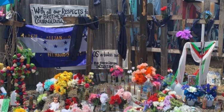 Familias lloran a migrantes que murieron sofocados en un camión en EEUU