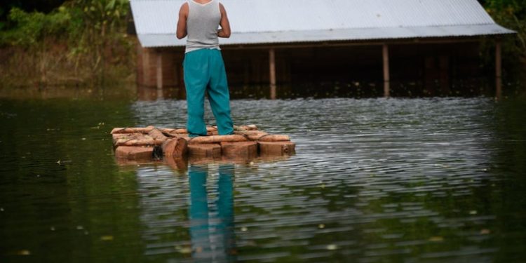 Familias temen posible hundimiento de sus viviendas