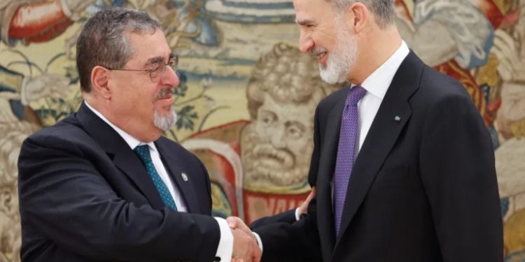 Felipe VI recibe al presidente guatemalteco Bernardo Arévalo en su primera visita oficial a España