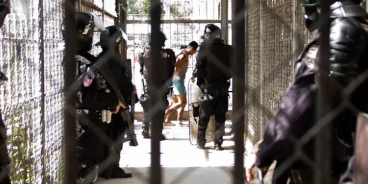 FGR de El Salvador pide juicio masivo para 1.828 personas