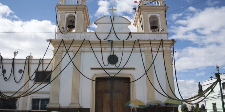 Fieles católicos celebraron este jueves la fiesta de la Candelaria que pone fin a la época navideña
