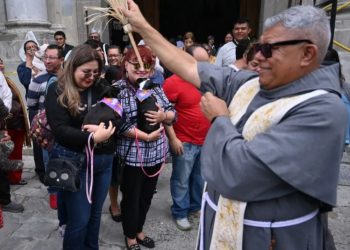 Fieles celebran a San Francisco de Asís llevando a sus mascotas a recibir bendiciones en iglesias del país