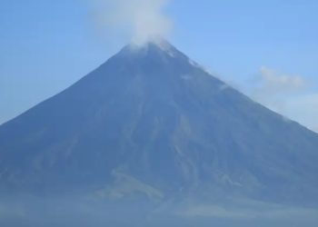 Filipinas inicia evacuación por erupción de volcán Kanlaon