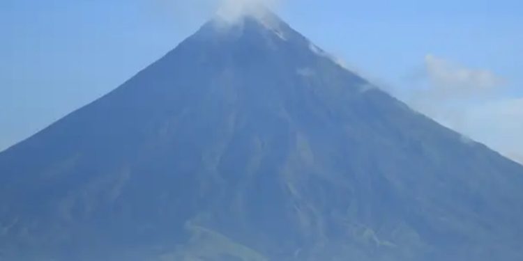 Filipinas inicia evacuación por erupción de volcán Kanlaon