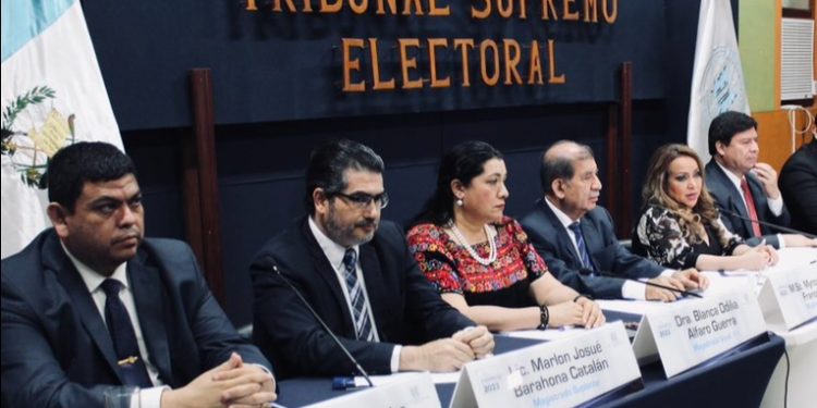 Fiscales de partidos piden al TSE extender el período electoral