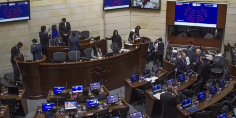 Fiscalía de Colombia investiga escándalo de corrupción