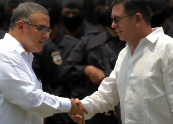 Fiscalía de El Salvador acusa a Munguía Payés de lavado