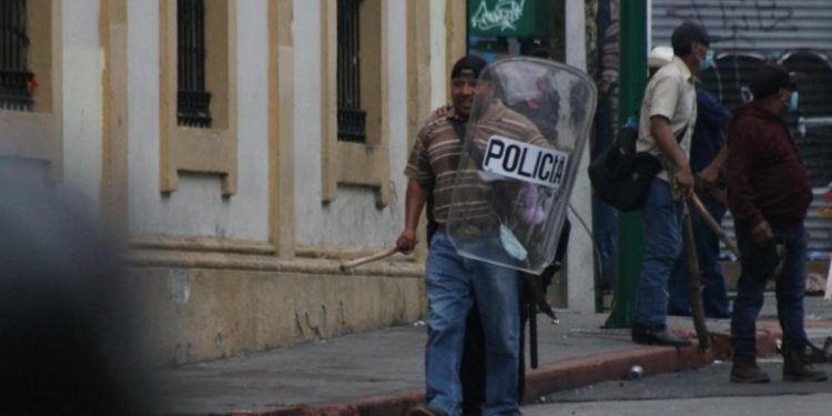 Fiscalía de Guatemala acusa de terrorismo a exmilitares detenidos por disturbios en el Congreso