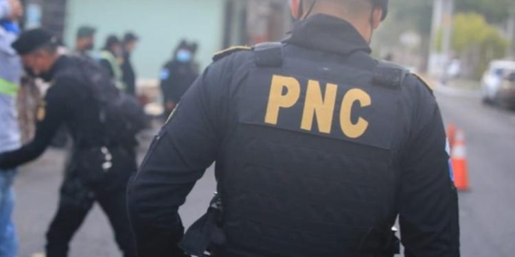 Fiscalía detiene a dos agentes de la PNC por acusaciones de secuestro