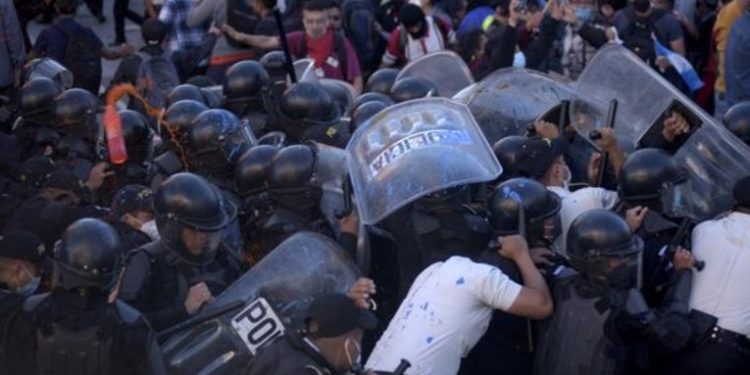 Fiscalí­a guatemalteca indaga posibles abusos de policí­as en protestas