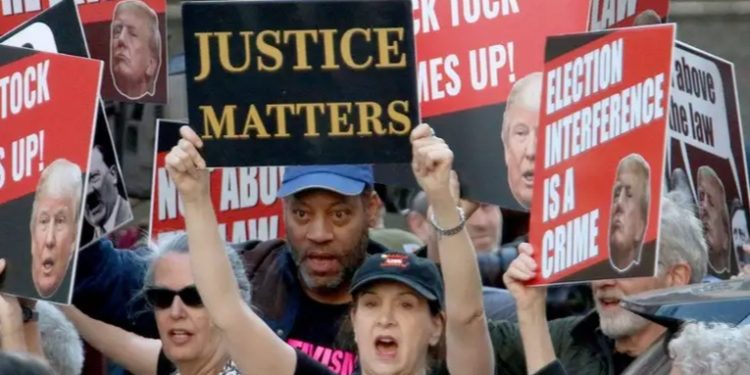 Fiscalía: Trump 'orquestó plan' para influir en elecciones