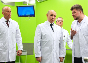 Foto conjunta, regalos, dibujo de corazón y juego al escondite Putin visita un hospital infantil