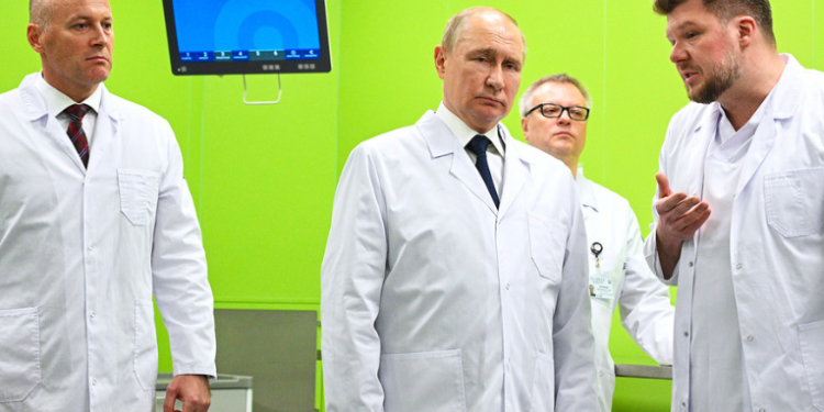 Foto conjunta, regalos, dibujo de corazón y juego al escondite Putin visita un hospital infantil