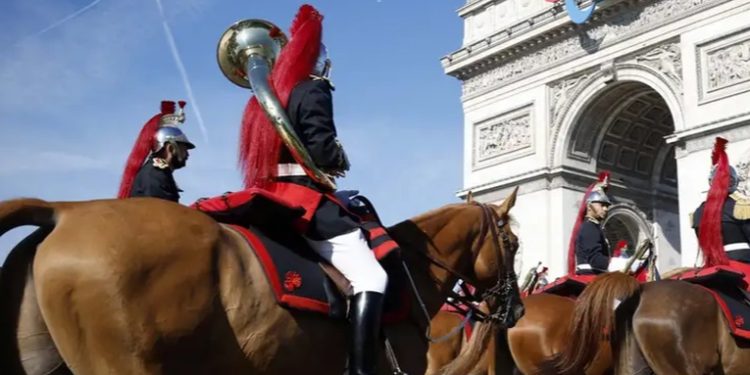 Francia celebra su Fiesta Nacional en inestabilidad política