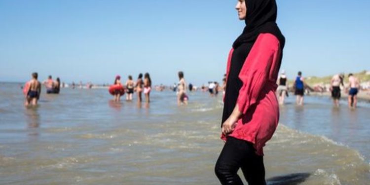 Francia confirma la prohibición del burkini en piscinas públicas