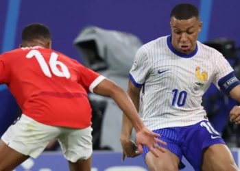 Francia debuta con una victoria por la mínima ante Austria y Mbappe tiene que ser sustituido con la nariz rota