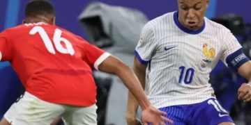 Francia debuta con una victoria por la mínima ante Austria y Mbappe tiene que ser sustituido con la nariz rota