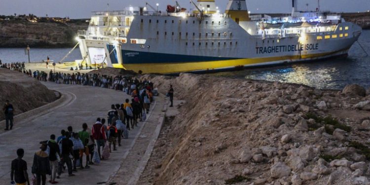 Francia desplegará fuerzas en la frontera italiana ante la afluencia masiva de migrantes a Lampedusa