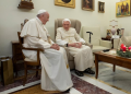 Francisco pide orar por Benedicto XVI, que está muy enfermo