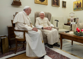 Francisco pide orar por Benedicto XVI, que está muy enfermo