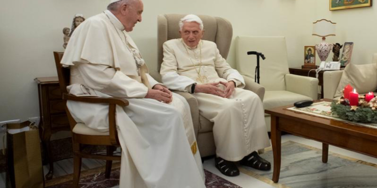 Francisco pide orar por Benedicto XVI, que está muy enfermo