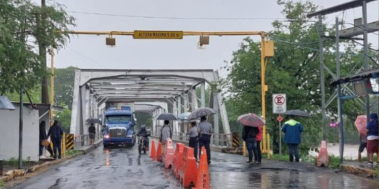 Frontera El Salvador - Guatemala cerrada por crecida del río Paz