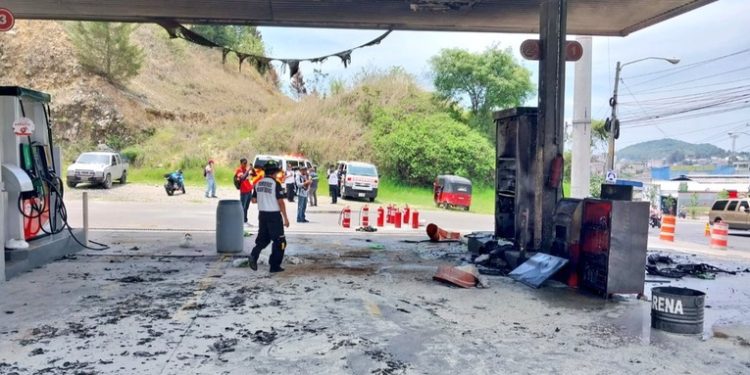 Fuego en bomba de combustible de gasolinera de la zona 18