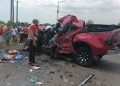 Fuerte accidente deja a varias personas atrapadas debajo de un transporte