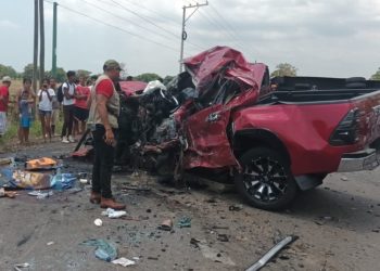 Fuerte accidente deja a varias personas atrapadas debajo de un transporte