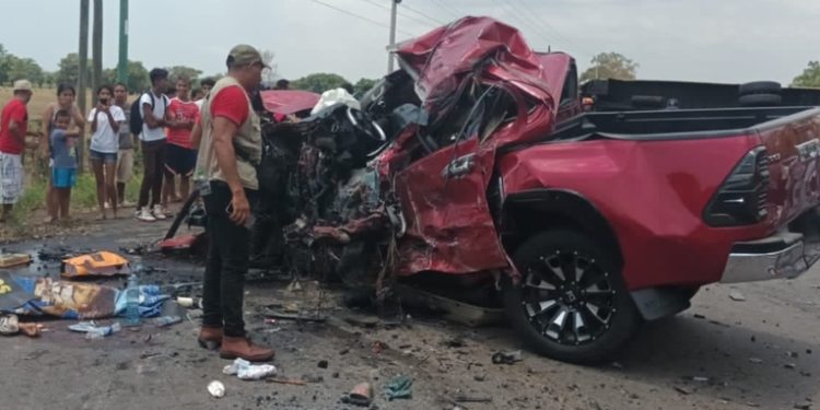 Fuerte accidente deja a varias personas atrapadas debajo de un transporte