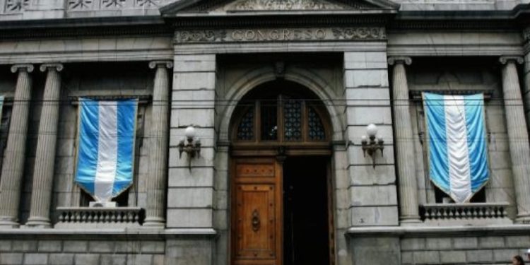 Fuerte despliegue de seguridad rodea el Congreso de la República ante sesión clave