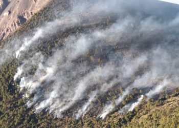 Fuertes erupción provocó un incendio forestal en las faldas del Volcán de fuego
