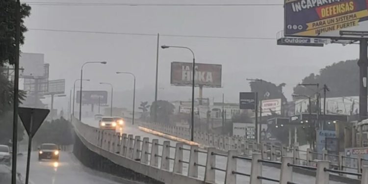 Fuertes lluvias generan estragos en infraestructura y viviendas en la ciudad y alrededores