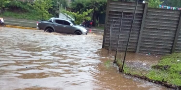 Fuertes lluvias provocan crecidas en 8 ríos del oriente y la costa sur de Guatemala