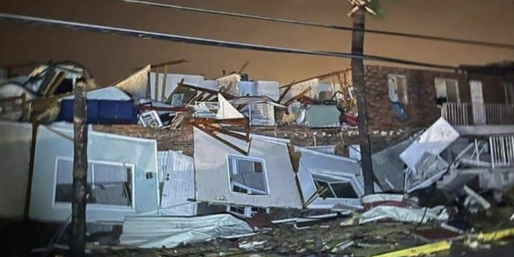 Fuertes tormentas eléctricas y tornados azotan el sur de EE.UU. causando varias muertes y daños