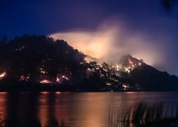 Fuertes vientos avivan los incendios en el sur de California