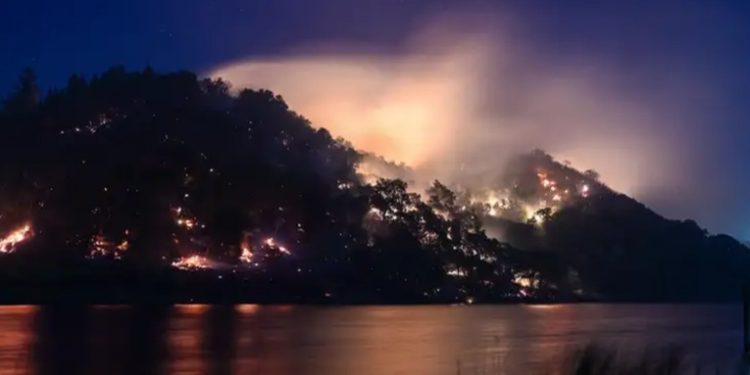 Fuertes vientos avivan los incendios en el sur de California