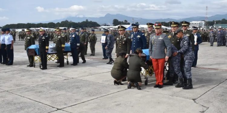 Fuerzas Armadas despiden a oficiales muertos en accidente de helicóptero en Quiché