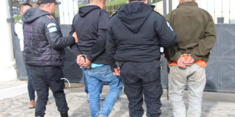 Fuerzas de seguridad capturan a extorsionistas en Quetzaltenango y la Ciudad Capital