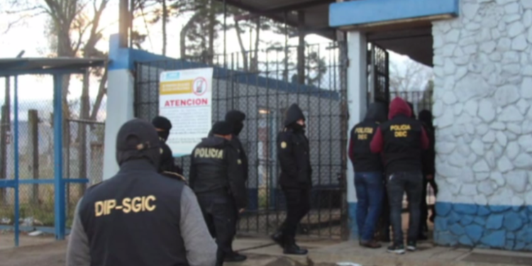 Fuerzas de seguridad realizan requisas en cárceles de Quetzaltenango