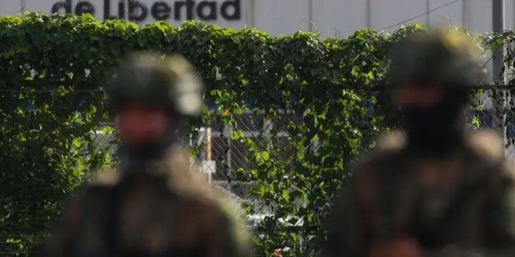 Fuerzas de seguridad retoman control en cárcel de Guayaquil