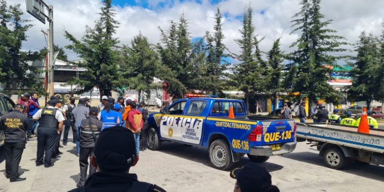 Fuerzas de seguridad se enfrentan a manifestantes que bloqueaban carretera en Quetzaltenango