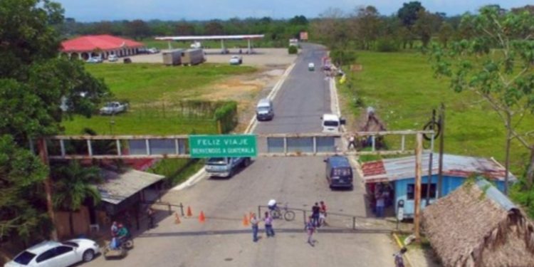 Fuerzas de seguridad vigilan desde el aire frontera con Honduras para evitar caravanas