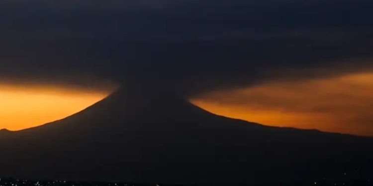 Fumarolas del volcán Popocatépetl afectan vuelos en México