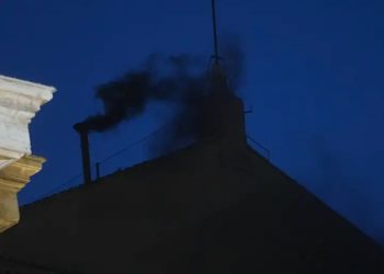 Fumata negra en el Vaticano, no hay acuerdo sobre nuevo papa