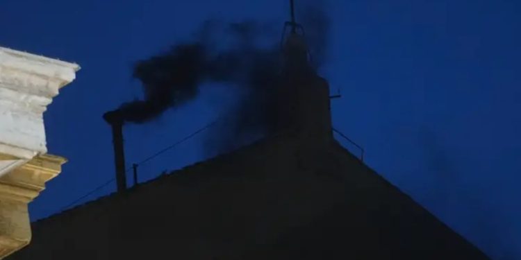 Fumata negra en el Vaticano, no hay acuerdo sobre nuevo papa